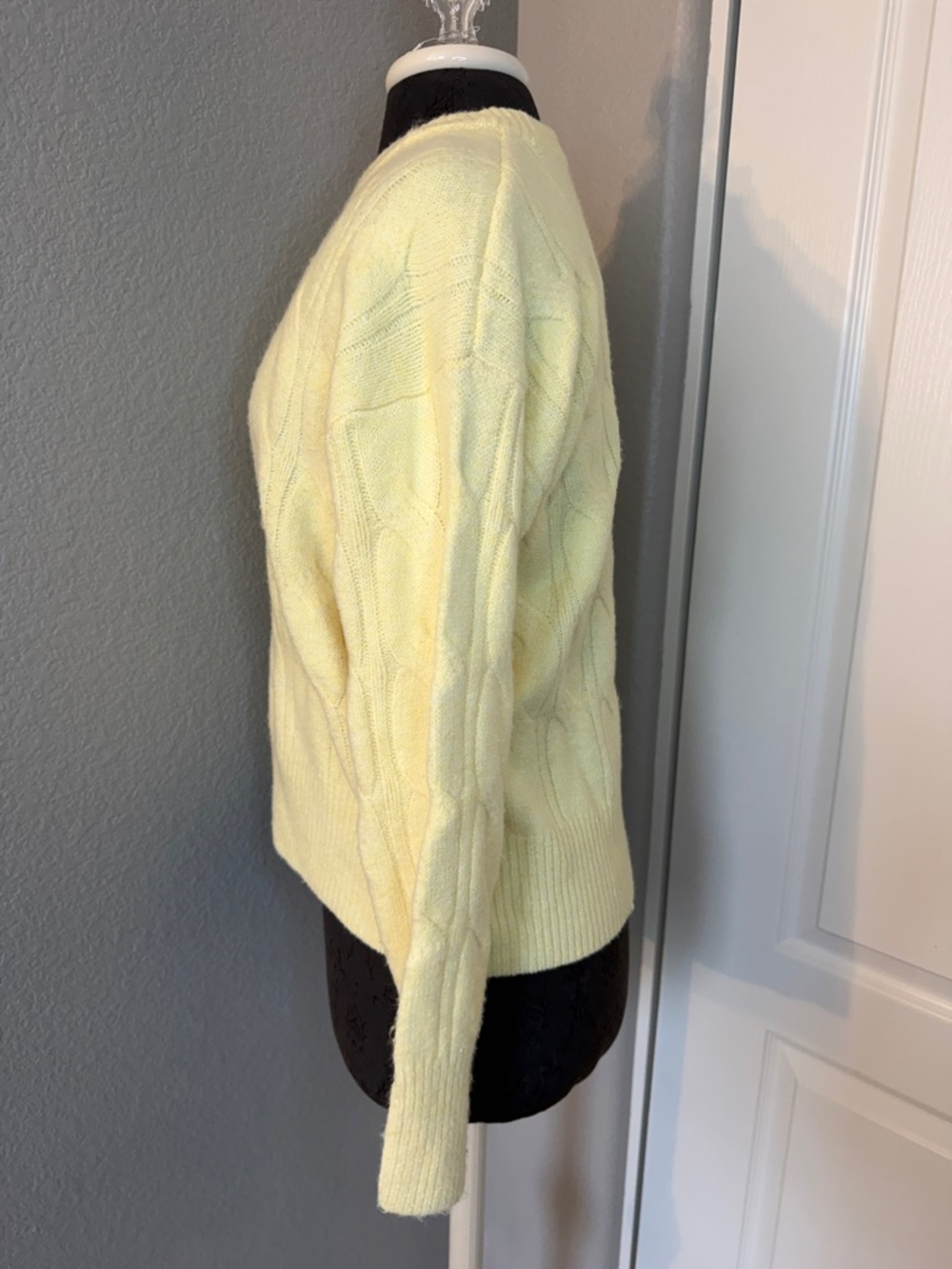 Soho & Stella New York Crewneck Cable Knit Sweater in Pale Butter Yellow Size XS - Picture 3 of 7